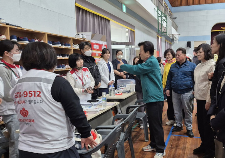 [진주=뉴시스]조규일 진주시장은 23일 산청 산불피해 주민들이 있는 단성중학교를 방문해 자원봉사자들을 격려하고 있다.(사진=진주시 제공).2025.03.23.photo@newsis.com *재판매 및 DB 금지