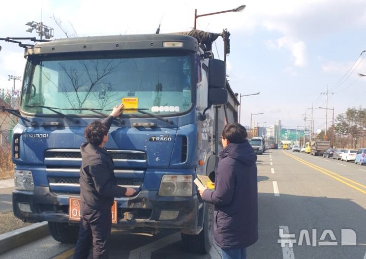 [포항=뉴시스] 송종욱 기자 = 포항시는 6월 말까지 건설기계 주기장 위반 단속을 강화한다. 사진은 건설기계 주기 단속에 나선 단속반이 불법 주차된 트럭에 위반 단속 예고장을 부착하는 모습. (사진=포항시 제공) 2025.03.23. photo@newsis.com&nbsp;&nbsp;&nbsp;&nbsp;&nbsp; 