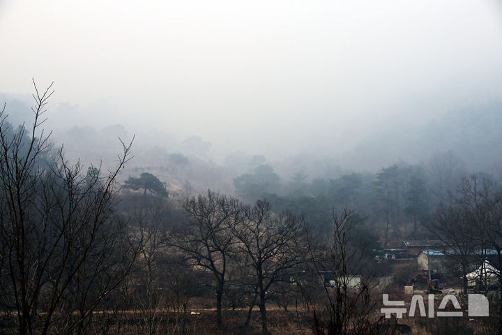 [산청=뉴시스] 차용현 기자 = 23일 오전 경남 산청군에서 발생한 대형 산불이 3일째 이어지고 있는 가운데 산청군 시천면 일대가 흰 연기로 뒤덮여 있다. 2025.03.23. con@newsis.com
