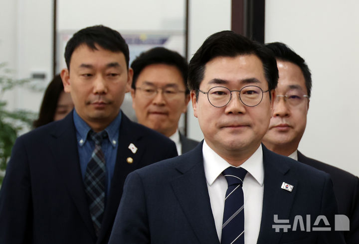 [서울=뉴시스] 고승민 기자 = 박찬대 더불어민주당 원내대표 등 원내지도부 의원들이 23일 서울 여의도 국회에서 현안 기자간담회를 하기 위해 회의실로 향하고 있다. 2025.03.23. kkssmm99@newsis.com