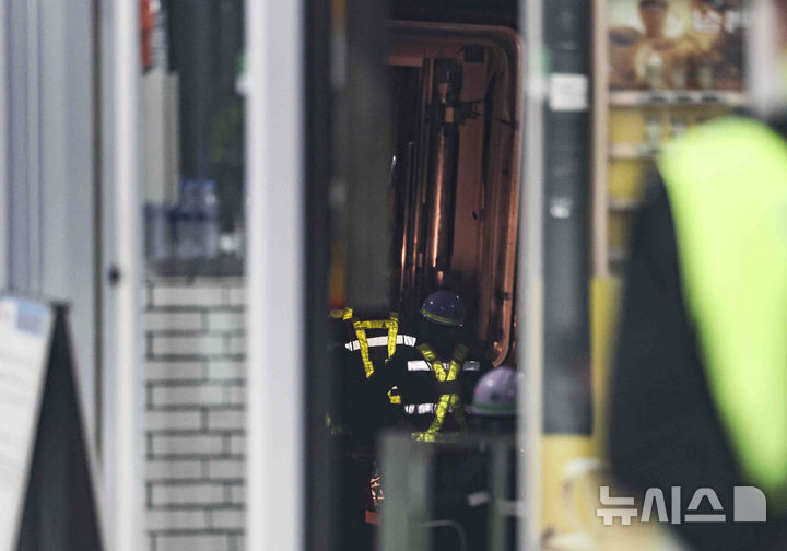 [서울=뉴시스] 김근수 기자 = 지하철 2호선 신도림역에서 출고되던 열차가 선로 위 차막이 시설과 추돌해 탈선하는 사고가 발생한 가운데 23일 서울 구로구 지하철 2호선 신도림역에서 서울교통공사 관계자들이 복구작업을 하고 있다. 2025.03.23. ks@newsis.com