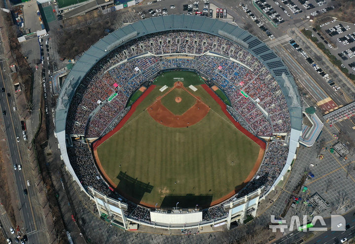 [서울=뉴시스] 김명년 기자 = 23일 오후 서울 송파구 잠실야구장에서 프로야구 2025 KBO리그 롯데 자이언츠 대 LG 트윈스의 경기가 열리고 있다. 2025.03.23. kmn@newsis.com