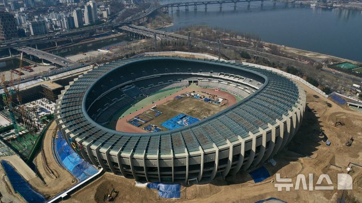 [서울=뉴시스] 김명년 기자 = 23일 서울 송파구 잠실종합운동장 올림픽주경기장에서 리모델링 공사가 진행되고 있다. 2025.03.23. kmn@newsis.com