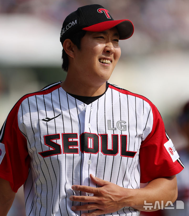 [서울=뉴시스] 김명년 기자 = 23일 오후 서울 송파구 잠실야구장에서 열린 프로야구 2025 KBO리그 롯데 자이언츠 대 LG 트윈스의 경기, 4회초 LG 선발 손주영이 삼자범퇴로 이닝을 마친 후 환하게 웃고 있다. 2025.03.23. kmn@newsis.com