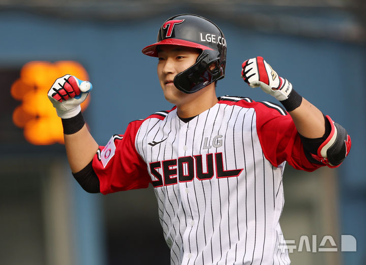 [서울=뉴시스] 김명년 기자 = 23일 오후 서울 송파구 잠실야구장에서 열린 프로야구 2025 KBO리그 롯데 자이언츠 대 LG 트윈스의 경기, 8회말 2사 주자 3루 상황 LG 문정빈이 2점 홈런을 치고 더그아웃으로 향하고 있다. 2025.03.23. kmn@newsis.com