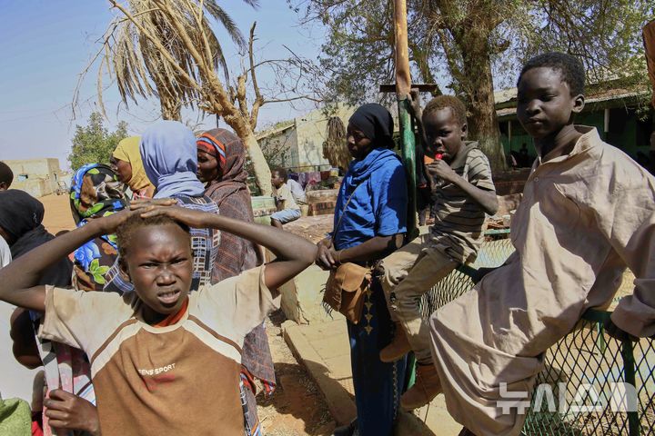 [옴두르만=AP/뉴시스]  수단 옴두르만에서 정부군의 도움으로 준군사조직인 신속지원군(RSF) 지배에서 벗어난 어린이들이 학교에 대피해 머물고 있다. 전문가들은 내전 격화로 영구분단의 위험이 크다고 경고한다 . 2025.08.06.