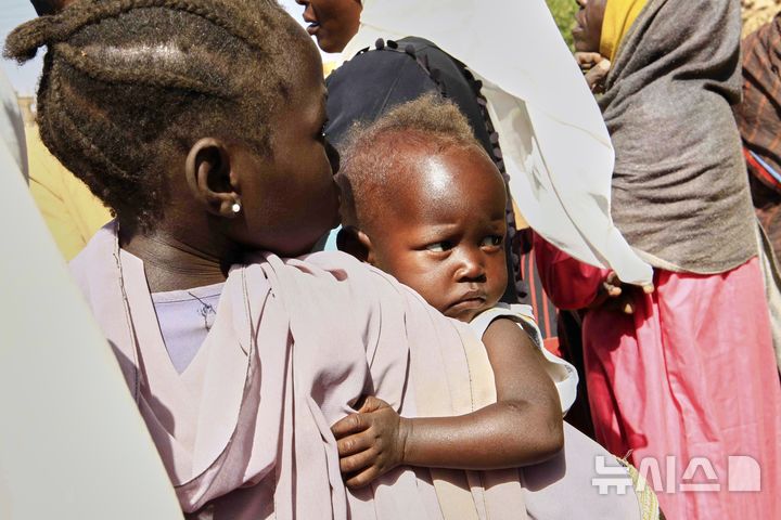 [옴두르만=AP/뉴시스] 3월23일 수단 옴두르만에서 정부군의 도움으로 준군사조직인 신속지원군(RSF) 지배에서 벗어난 여성이 아기를 안고 학교에 대피하고 있다. 2025.04.11.
