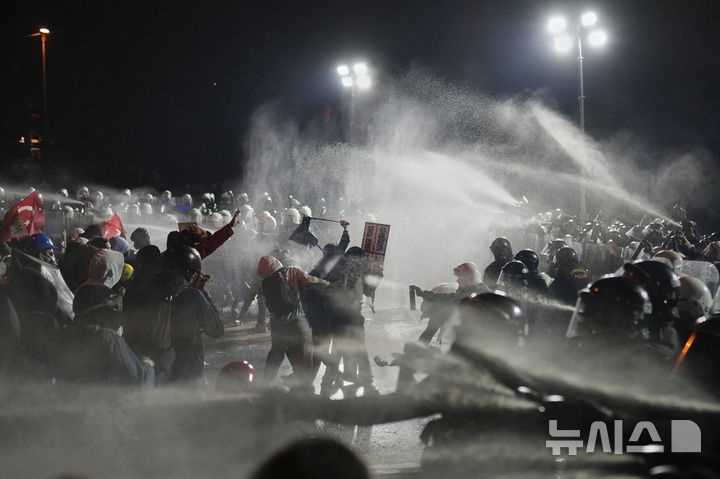 [이스탄불=AP/뉴시스] 23일(현지 시간) 튀르키예 이스탄불에서 에크롬 이마모을루 이스탄불 시장의 체포에 항의하는 시위대가 이를 막는 경찰과 충돌하고 있다. 레제프 타이이프 에르도안 대통령의 최대 정적으로 꼽히는 이마모을루 시장의 체포에 분노한 시위가 반정부 시위로 격화하고 있다. 2025.03.24.