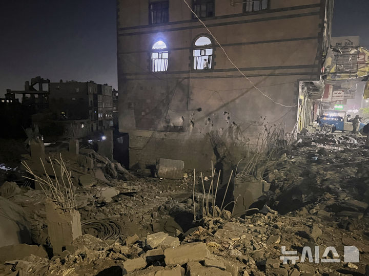 [사나=AP/뉴시스] 지난 3월 24일 예멘 사나에서 한 주민이 미국의 공습으로 파손된 집 안에서 잔해를 살피고 있다. 3월 15일부터 공습을 재개한 미군은 4월 6일에도 수도 사나의 주거지역을 폭격해 사망자 4명 부상자 23명이 발생했다. 2025. 04. 07.