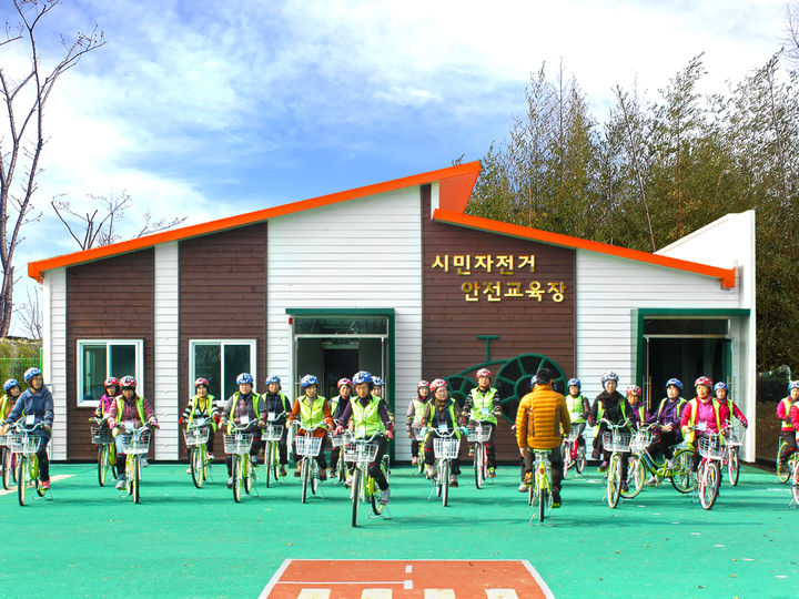 [진주=뉴시스] 진주시, 시민자전거 안전교육장 운영.(사진=진주시 제공).2025.03.24.photo@newsis.com *재판매 및 DB 금지