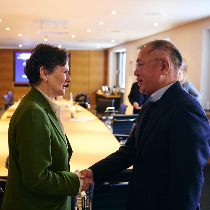 [서울=뉴시스] 정의선 현대차그룹 회장이 최근 영국 옥스포드대 미래연구센터를 찾아 미래 전략 수립 협력 현장을 점검했다. 사진은 정의선 회장이 아이린 트레이시 옥스퍼드대 아이린 트레이시 부총장과 만나 인사하는 모습. (사진=옥스퍼드대 사이드비즈니스스쿨 링크드인) 2025.03.24 photo@newsis.com *재판매 및 DB 금지