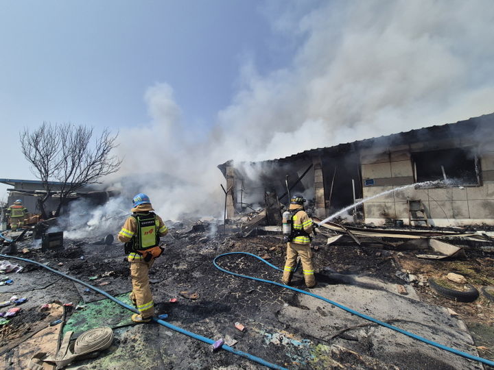 [천안=뉴시스] 23일 오전 11시30분께 충남 천안시 서북구 성환읍 신방리의 한 주택에서 불이 나 소방대원들이 진화에 나서고 있다. (사진=천안서북소방서 제공) 2025.03.24. photo@newsis.com *재판매 및 DB 금지