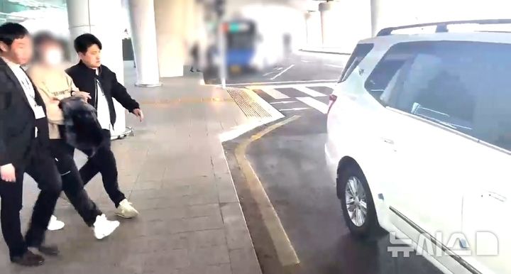 [의정부=뉴시스] 총책 체포 현장 영상 캡처. (사진=경기북부경찰청 제공) 2025.03.24. photo@newsis.com