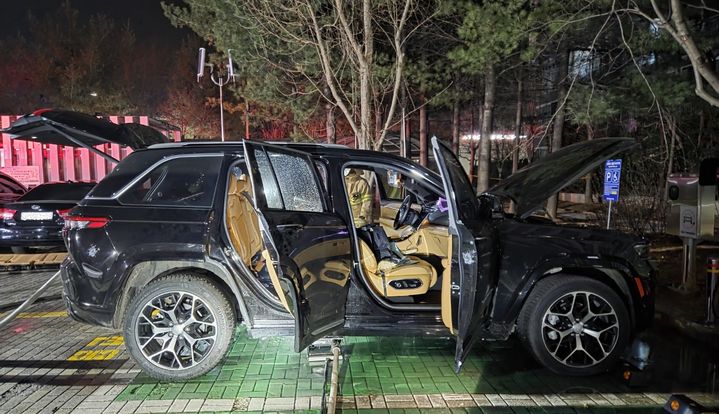 [세종=뉴시스] 23일 오후 9시30분께 세종시 조치원읍의 한 아파트 지상주차장 전기차 충전구역에서 충전 중이던 플러그인하이브리드 차량에서 불이 나 2시간44분만에 꺼진 모습. (사진=세종소방본부 제공) 2025.03.24. photo@newsis.com *재판매 및 DB 금지