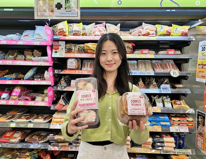 [서울=뉴시스] 주말 동안 전국 곳곳에서 봄을 알리는 개화 소식이 전해지고 있는 가운데, 편의점 CU가 벚꽃 관련 상품을 찾는 손길이 크게 늘어나고 있다고 24일 밝혔다. (사진=BGF리테일 제공) *재판매 및 DB 금지