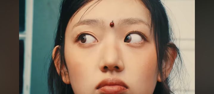 [서울=뉴시스] 키키 이솔 '아이 두 미' 뮤직비디오 중 무당벌레 장면. (사진 = 스타쉽 엔터테인먼트 제공) 2025.03.24. photo@newsis.com *재판매 및 DB 금지