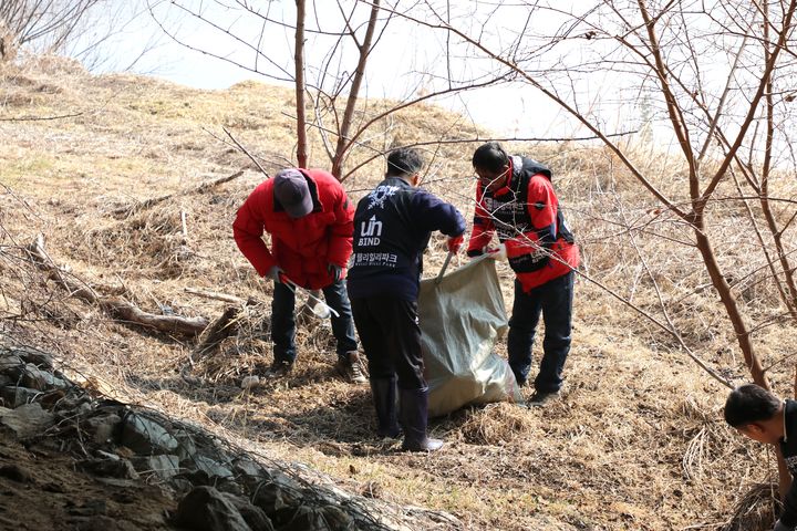 '주천강 정화활동 환경·사회·지배구조(ESG)' 활동. *재판매 및 DB 금지