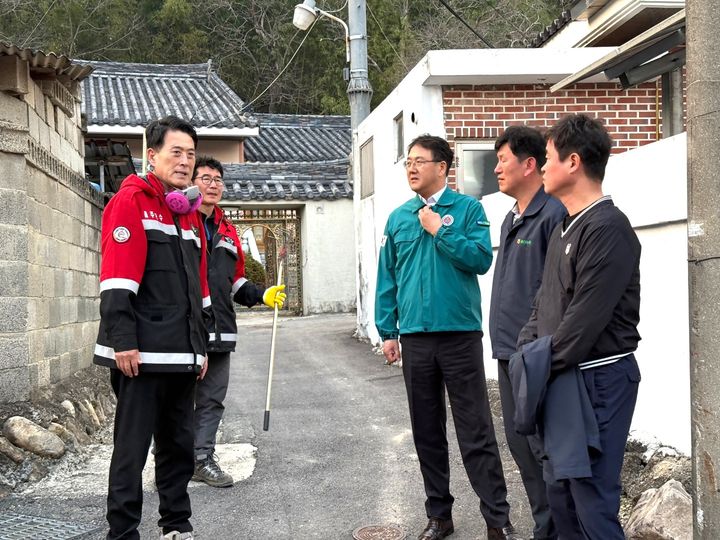 [울산=뉴시스] 이순걸 울주군수,이종삼 울산농협 본부장과 조합장들이 산불 현장을 찾아 피해 상황을 점검하고있다. (사진=울산농협 제공) 2025.03.24. photo@newsis.com *재판매 및 DB 금지