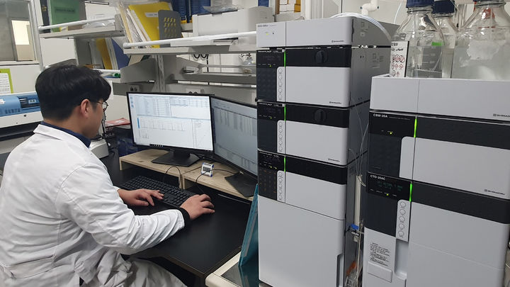 [금산=뉴시스] 금산인삼약초산업진흥원 잔류 농약 검사 모습. (사진=금산군 제공) 2025.03.24. photo@newsis.com *재판매 및 DB 금지