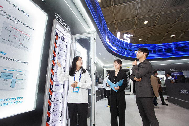 [서울=뉴시스]5일 코엑스 '인터배터리 2025'의 LS머트리얼즈 전시관에서 직원들이 관람객들에게 전시 제품에 대해 설명하고 있다. (사진 = 업체 제공) 2025.03.24. photo@newsis.com *재판매 및 DB 금지