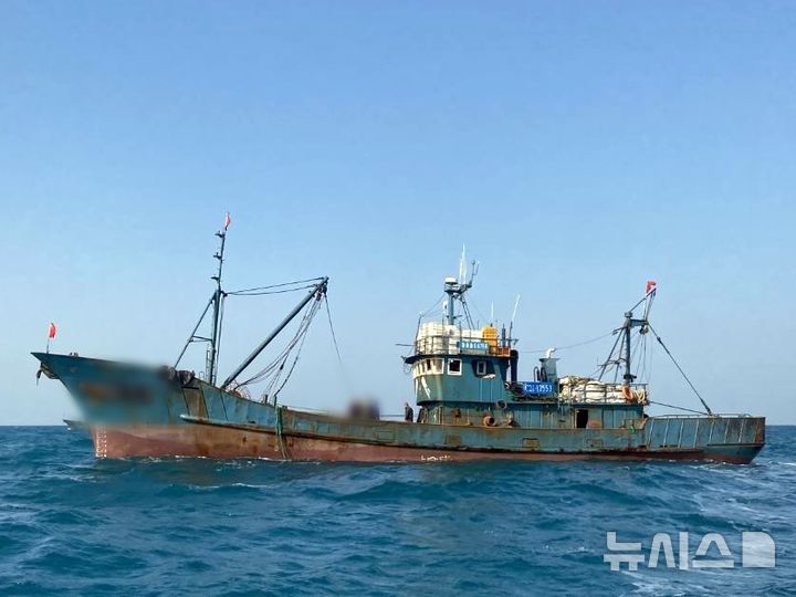 [제주=뉴시스] 남해어업관리단이 23일 오전 제주 차귀도 해상에서 불법 조업 중국어선을 나포해 조사하고 있다. (사진=남해어업관리단 제공) 2025.03.24. photo@newsis.com
