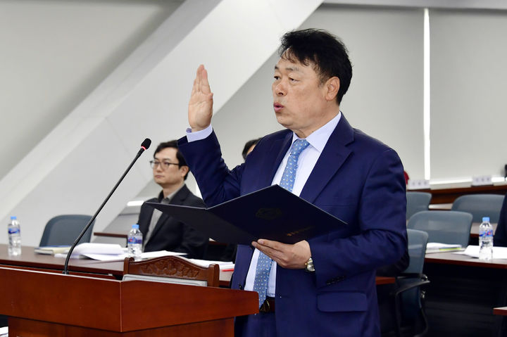 [광주=뉴시스] 염규송 광주신용보증재단 이사장 후보자가 24일 광주시의회에서 열린 인사청문회에 참석해 선서를 하고 있다. (사진=시의회 제공) 2025.03.24. photo@newsis.com *재판매 및 DB 금지