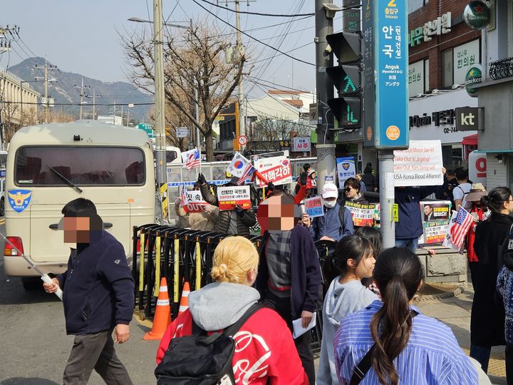 [서울=뉴시스] 오정우 기자 = 서울 종로구 안국역 2번 출구 앞에서 윤석열 대통령 지지자들이 환호하고 있다. 2025.03.24. friend@newsis.com *재판매 및 DB 금지