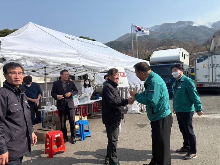 [창원=뉴시스] 강경국 기자 = 장금용 경남 창원시 제1부시장이 24일 산청군 시천면 재난대책본부 종합상황실에 산불 피해 이재민들을 위한 구호물품을 전달하고 있다. (사진=창원시청 제공). 2025.03.24. photo@newsis.com *재판매 및 DB 금지
