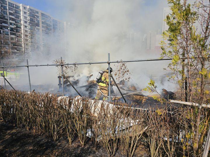 지난 22일 오후 3시3분께 서울시 강남구 개포초등학교 옆 근린공원에서 화재가 발생했다.(사진=강남소방서) *재판매 및 DB 금지