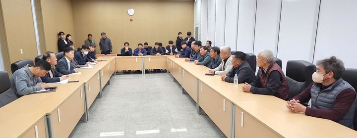 [합천=뉴시스] 합천군청 합천군 주민 서흥원 청장을 만나 환경단체가 황강 내 하천환경정비사업 중단을 촉구한 것에 강력히 반발하고 있다. *재판매 및 DB 금지 *재판매 및 DB 금지