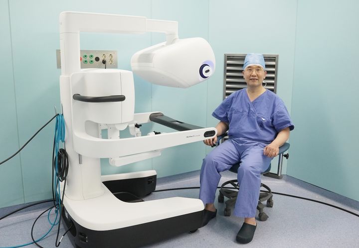 [대전=뉴시스] 대전을지대병원 외과 김창남 교수가 다빈치 로봇 수술 300례를 달성했다. (사진=대전을지대학교병원 제공) 2025.03.24. photo@newsis.com *재판매 및 DB 금지
