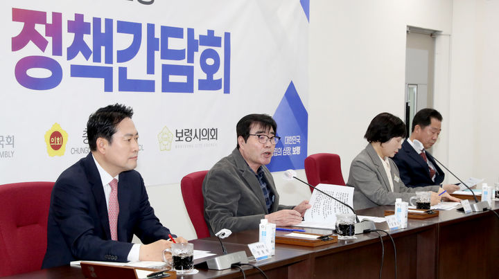 [보령=뉴시스] 왼쪽부터 국회의원 초청 정책간담회에 참석한 장동혁 의원(왼쪽부터)과 김동일 보령시장. (사진=보령시 제공) 2025.03.24. photo@newsis.com *재판매 및 DB 금지