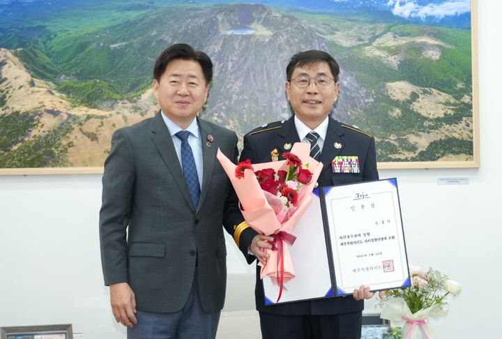 [제주=뉴시스] 오영훈 제주도지사는 24일 오충익 신임 자치경찰단장(오른쪽)에게 임명장을 수여하고 있다. (사진=제주도 제공) 2025.03.24. photo@newsis.com *재판매 및 DB 금지
