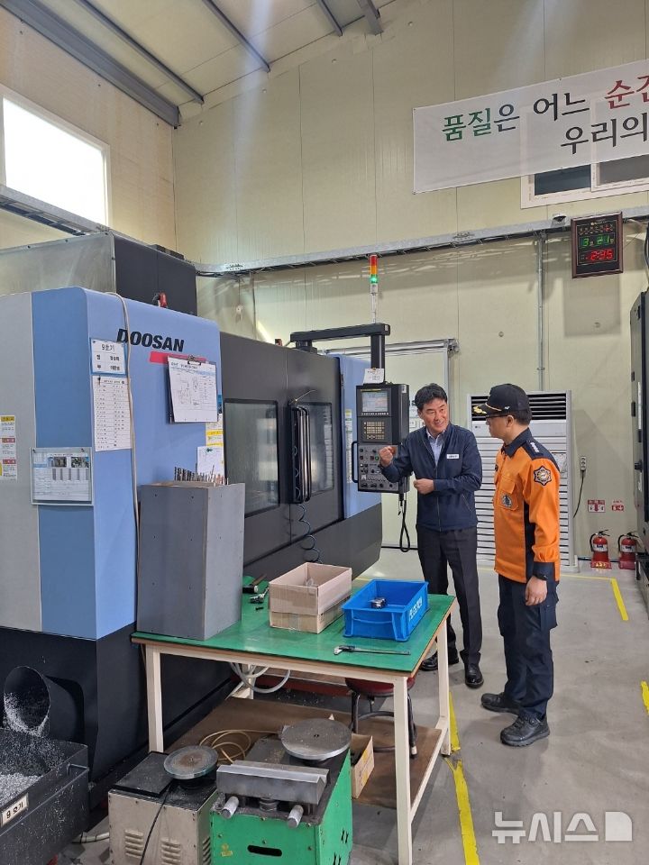 [화성=뉴시스]고문수 화성소방서장이 21일 화성지역 소규모 공장을 찾아 화재예방교육과 컨설팅을 진행하고 있다.(사진=화성소방서 제공)2025.03.24.photo@newsis.com