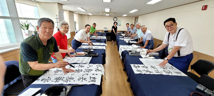 [인천=뉴시스] 강화군 노인대학 서예교실 모습. (사진=강화군 제공) 2025.03.24. photo@newsis.com *재판매 및 DB 금지