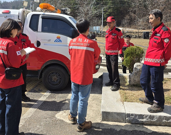 삼척시는 지난 23일부터 산불 취약지역 104곳에 대해 시청 실과소 직원 170여 명을 투입해 매일 현장 계도 활동을 실시하고 있다.(사진=삼척시 제공) *재판매 및 DB 금지