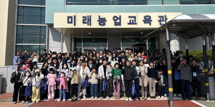 [구미=뉴시스] 도시농부로 변신한 100팀 가족 (사진=구미시 제공) 2025.03.24 photo@newsis.com *재판매 및 DB 금지