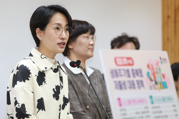 [청주=뉴시스] 김수민 충북도 정무부지사가 24일 청주시 상당구 문화동 충북도청에서 저출생 대응 정책 브리핑을 하고 있다. (사진=충북도 제공) 2025.03.24. photo@newsis.com *재판매 및 DB 금지