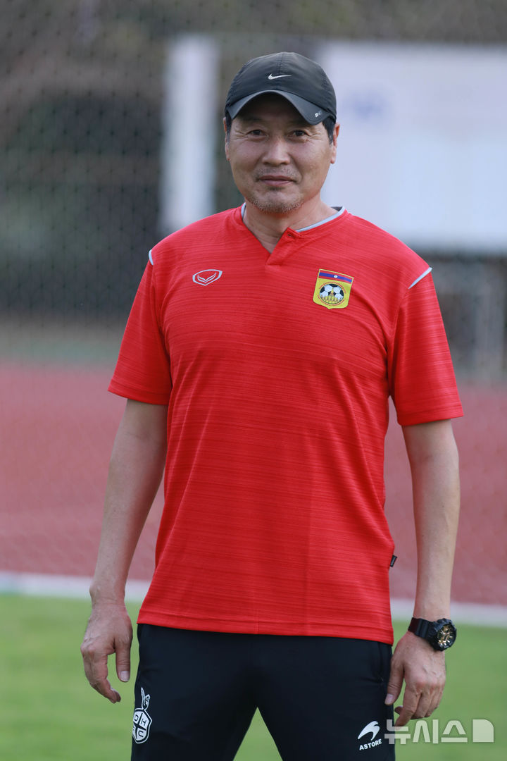 [서울=뉴시스]정성천 전 현대제철 감독, 라오스 여자 축구대표팀 사령탑 선임. (사진=라오스축구협회(LFF) 제공)