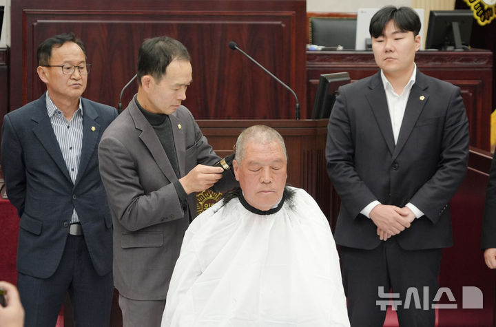 [안성=뉴시스] 안성시의회 안정열의장이 24일 시의회 본회의장에서 관내 7개면을 관통하는 345kV 송전선로 건설사업에 대한 전면 반대 기자회견을 한 뒤 삭발을 벌이고 있다. (사진=안성시의회 제공) 2025.03.24.photo@newsis.com 