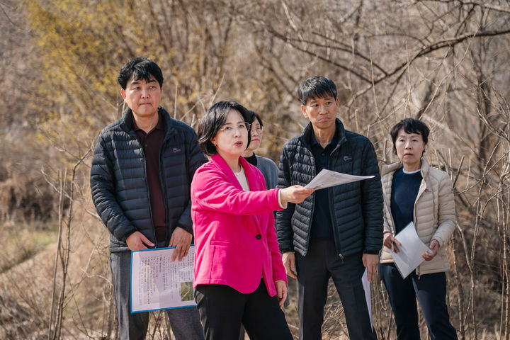 [서울=뉴시스] 이수희 강동구청장이 암사초록길 진입도로를 점검하고 있다. 2025.03.24 (사진 제공=강동구청) photo@newsis.com *재판매 및 DB 금지