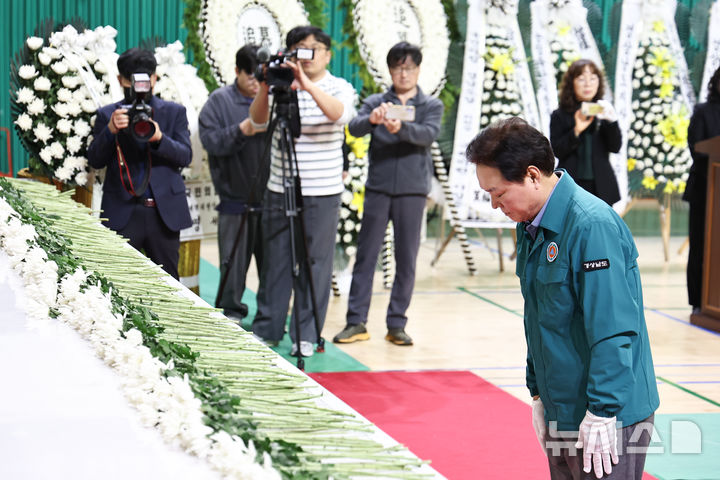 [창녕=뉴시스]박완수 경남도지사가 24일 오후 창녕군민체육관에 마련된 산청 산불 사고 순직자 합동분향소를 찾아 헌화한 후 묵념하고 있다.(사진=경남도 제공)2025.03.24. photo@newsis.com