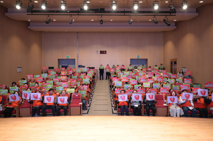 [논산=뉴사스]논산시자원봉사센터는 자원봉사자, 행사 관계자 등 200여명이 참석한 가운데 논산아트센터에서 '논산딸기축제 자원봉사자 안전교육 및 발대식'을 가졌다. (사진=논산시 제공) 2025. 03. 24 photo@newsis.com *재판매 및 DB 금지