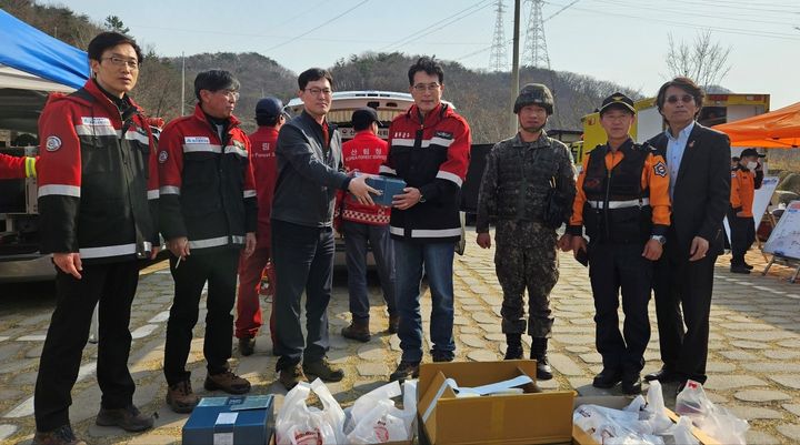 [울산=뉴시스] 박수지 기자 = SK이노베이션 울산콤플렉스가 24일 울주군 산불 현장에 투입된 소방대원, 공무원 등을 위해 위문품을 전달하고 있다. (사진=SK이노베이션 울산콤플렉스 제공) 2025.03.24. photo@newsis.com *재판매 및 DB 금지