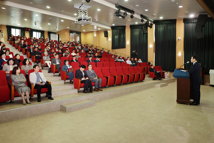 윤건영 충북도교육감이 24일 충북교육청 사랑관에서 열린 3차 중등교감협의회 정기총회에 참석해 인사말을 하고 있다.2025.03.24.kipoi@newsis.com *재판매 및 DB 금지