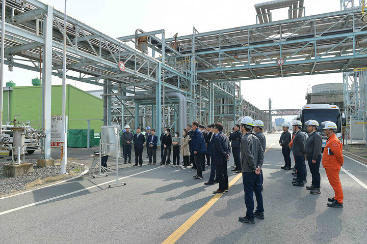 [여수=뉴시스] 24일 '산업위기 선제 대응 지역' 지정을 위한 정부 현장 실사단이 여수국가산단 롯데케미칼을 방문해 현장 점검하고 있다. (사진=여수시 제공) 2025.03.24. photo@newsis.com&nbsp; *재판매 및 DB 금지