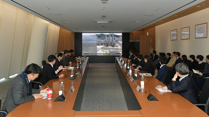 [여수=뉴시스] 24일 '산업위기 선제 대응 지역' 지정을 위한 정부 현장 실사단이 여수국가산단 LG화학 SM공장을 방문해 현황 설명 듣고 있다. (사진=여수시 제공) 2025.03.24. photo@newsis.com&nbsp; *재판매 및 DB 금지