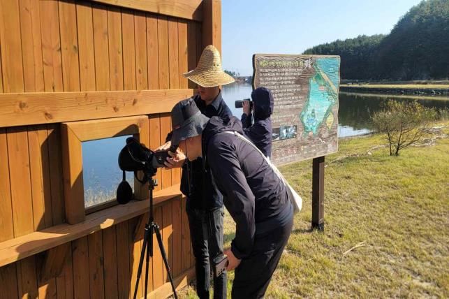 [양양=뉴시스] 지난해 양양 매호(양양군 현남면 광진리)에 서식하는 조류의 현황 및 서식유형을 조사하고 있는 모습.(사진=양양군 제공)photo@newsis.com *재판매 및 DB 금지