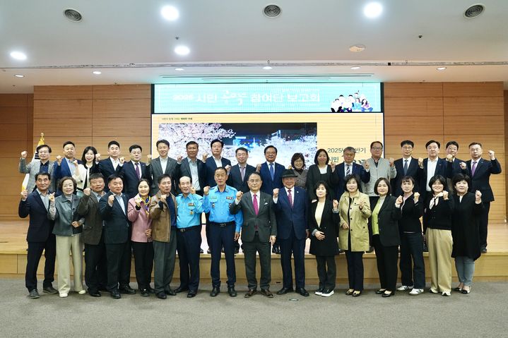 [천안=뉴시스] 충남 천안시 관계자들과 시민 등이 '2025년 시민공약참여단 보고회' 후 기념사진을 촬영하고 있다. 2025.3.24photo@newsis.com *재판매 및 DB 금지