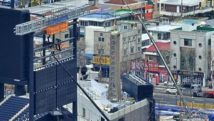 [대전=뉴시스]프로야구 대전구장인 대전 한화생명 볼파크에 한화생명의 63빌딩 조형물이 설치돼 있다. 현재는 가림막으로 가려져 있다. 2025. 03. 24 photo@newsis.com *재판매 및 DB 금지